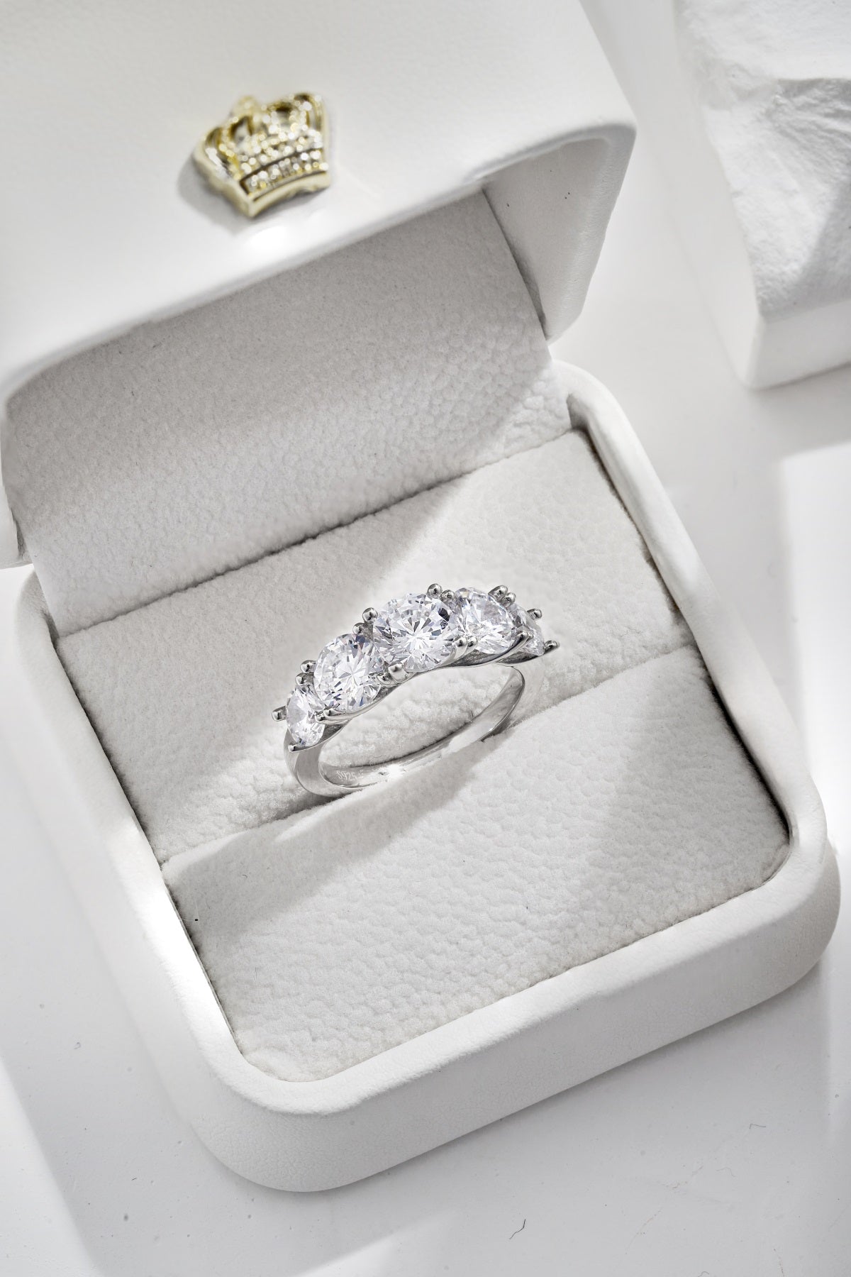 AMLAN SPARKLING STUNNING RING