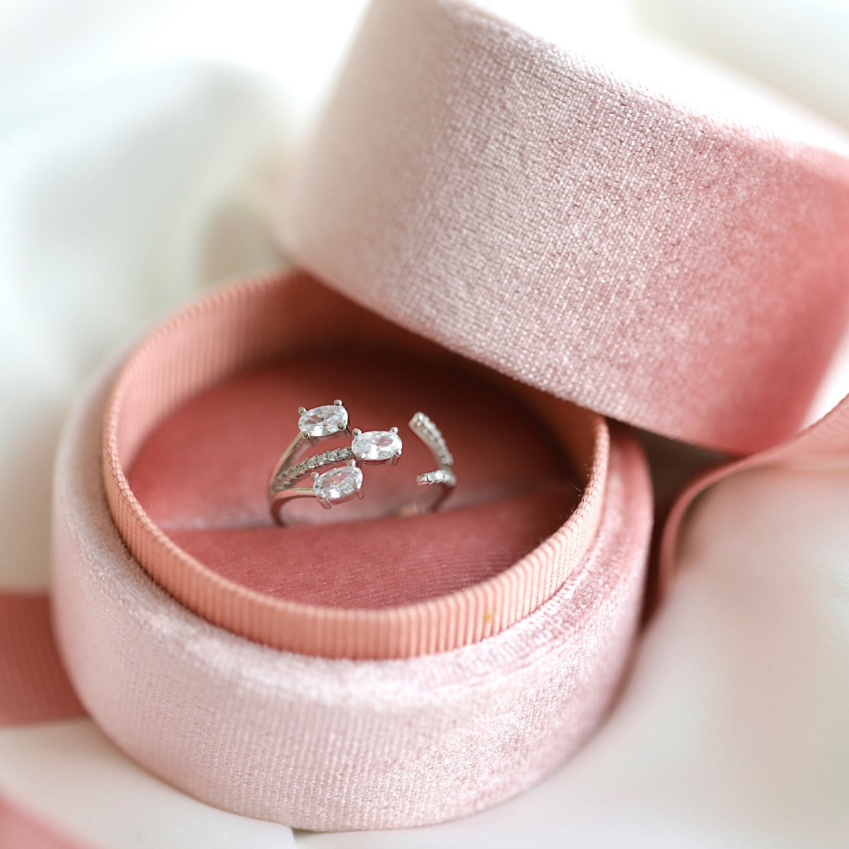 LEAIS ETERNITY SPARKLING RING